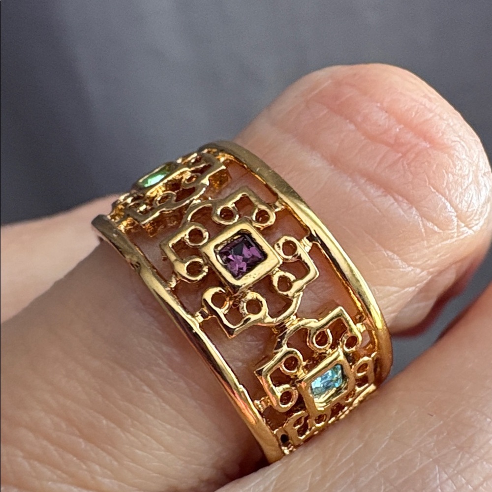 Vintage 90s Avon Gold Tone Wide Filigree Band Ring Green Purple Blue Stones Sz 9 - Picture 5 of 13